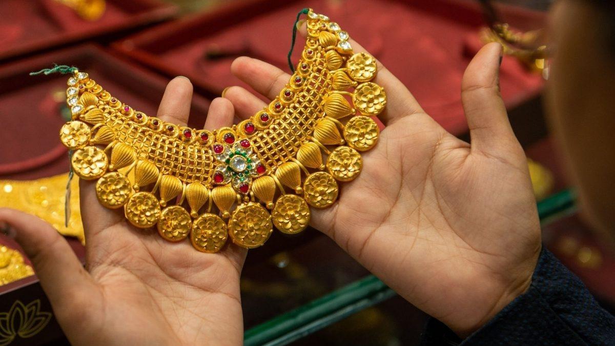 দেশের বাজারে ৬৫৯০ টাকা কমল সোনার দাম, ভরি কত?