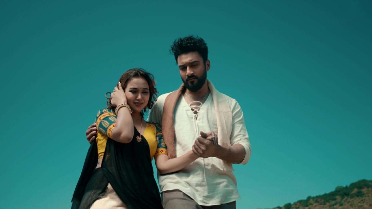 চিত্রনায়ক রোশান এবং চমকের ‘প্রেমের গল্প’