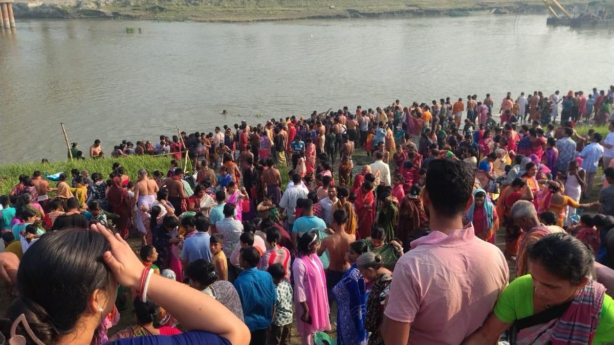 ব্রহ্মপুত্রে মহাষ্টমী স্নানোৎসবে পুণ্যার্থীর ঢল