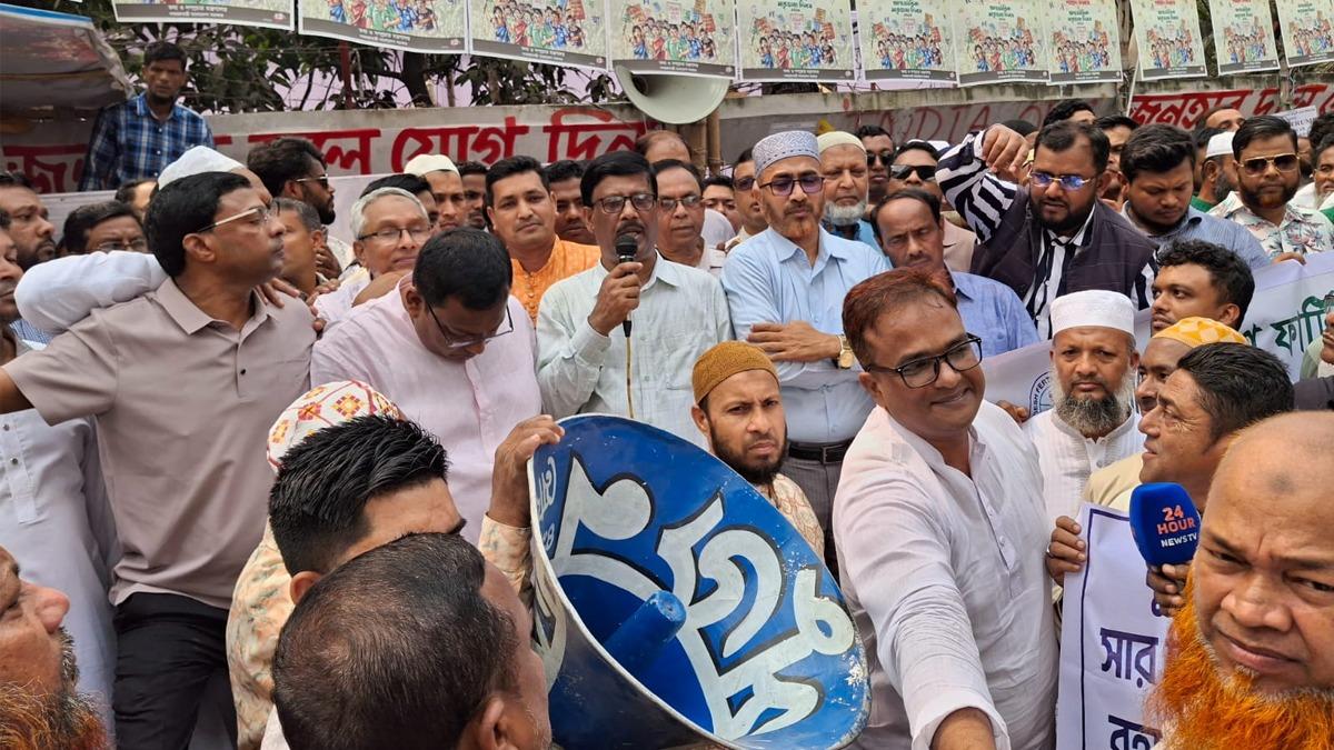 সার নীতিমালা ২০২৫ বাতিলের দাবিতে প্রেস ক্লাবে মানববন্ধন