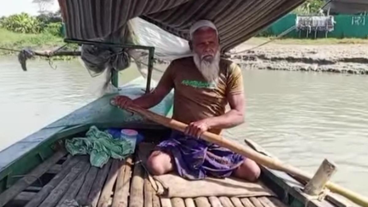 অচল পায়েই ৫০ বছর ধরে খেয়াঘাটের মাঝি রওশন