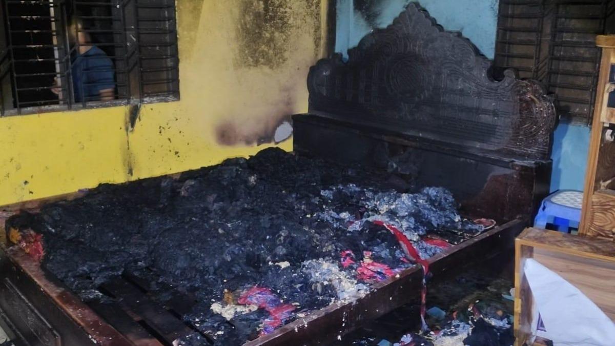 চিতলমারীতে ৩ ঘণ্টার সংঘর্ষে নিহত ১, বাড়িঘরে আগুন-লুটপাট