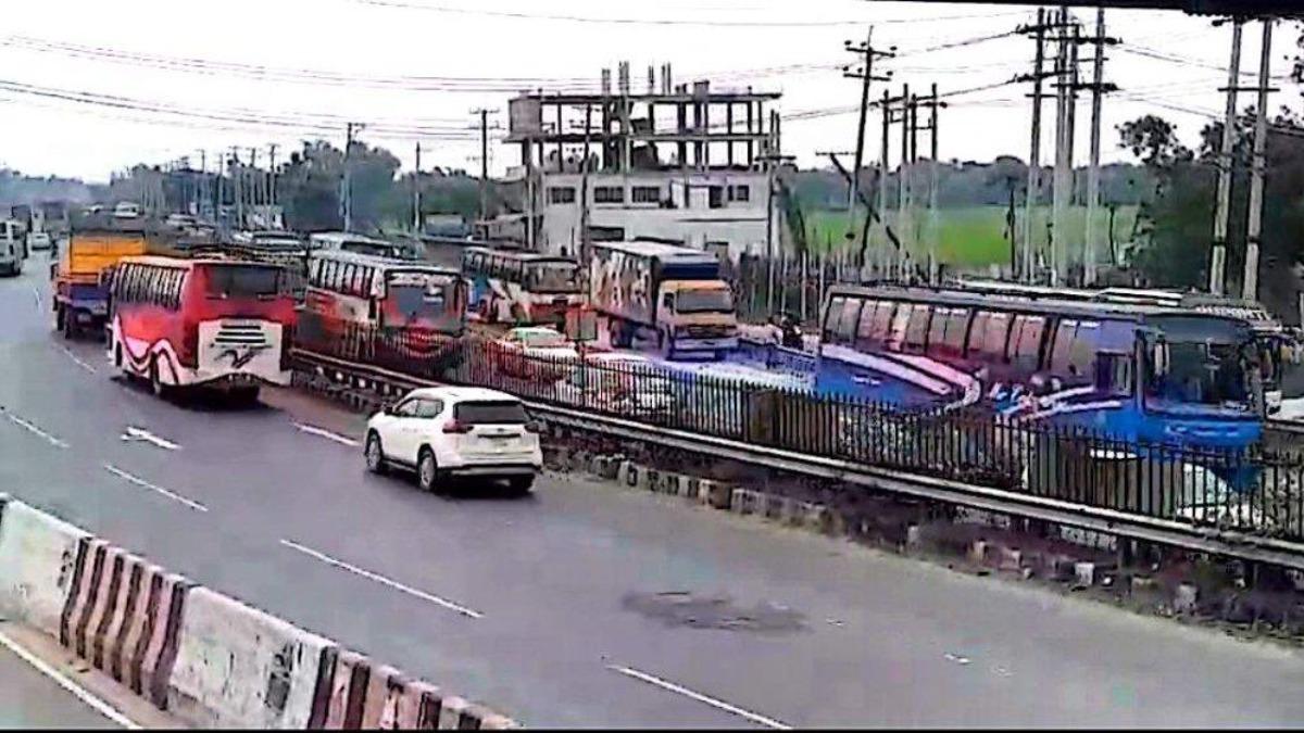 যমুনা সেতু থেকে ঢাকামুখী দীর্ঘ জ্যাম