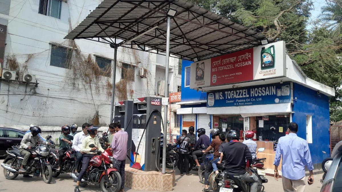 ২০০ টাকার তেল নিতে বাড়তি খরচ ১০০!