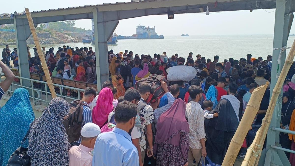 ঈদযাত্রার তৃতীয় দিনেও পাটুরিয়ায় যাত্রীদের ভিড়, লঞ্চ সংকটে ভোগান্তি