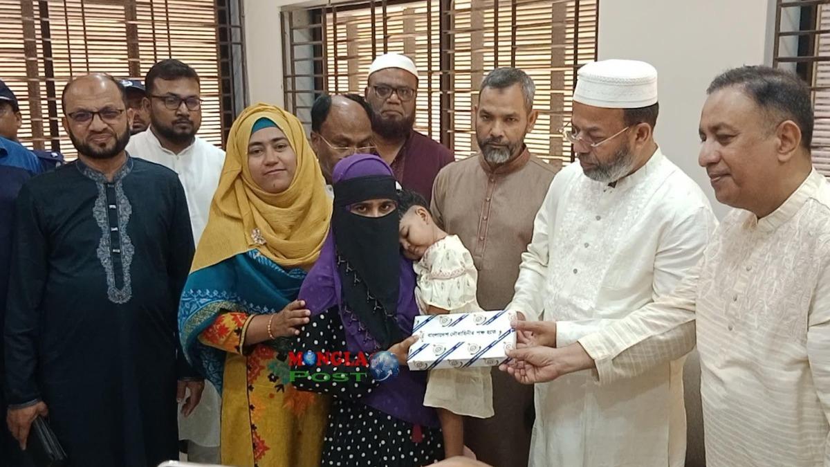 নিহতদের পরিবারে নৌবাহিনী-জেলা প্রশাসনের আর্থিক সহায়তা