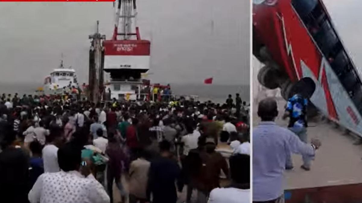 পদ্মায় যাত্রীবাহী বাস উদ্ধারে জাহাজ হামজা