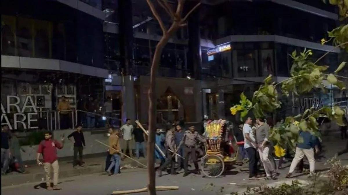 রিকশাচালককে হত্যার গুঞ্জন, মধ্যরাতে উত্তরায় সংঘর্ষ