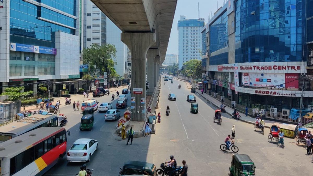 ঈদের ছুটির প্রথমদিনে অনেকটাই ফাঁকা ঢাকা