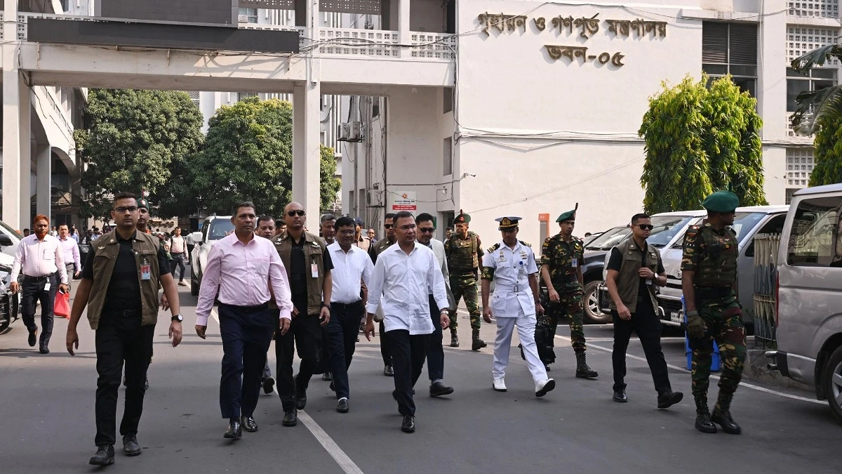 বিভিন্ন মন্ত্রণালয়ে আকস্মিক পরিদর্শনে প্রধানমন্ত্রী