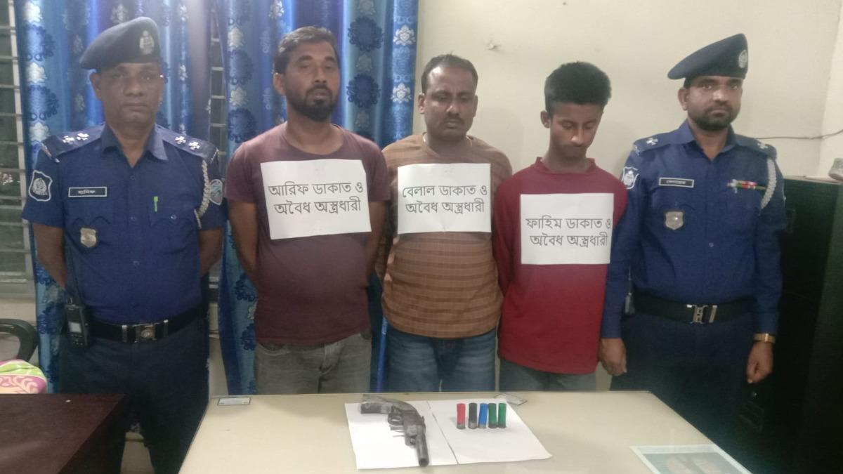 লক্ষ্মীপুরে অস্ত্র-গুলিসহ ৩ ডাকাত আটক