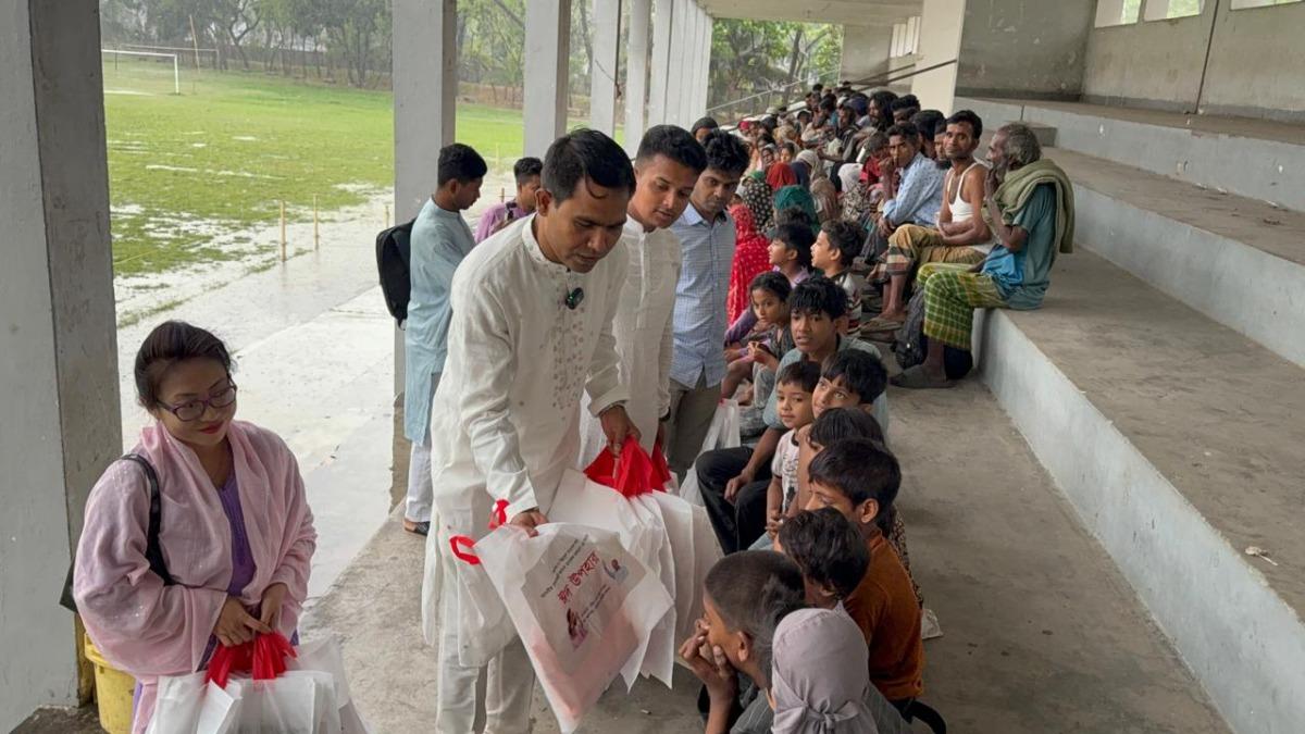 ছাত্রদল নেতা জাফরের উদ্যোগে ঈদ উপহার বিতরণ