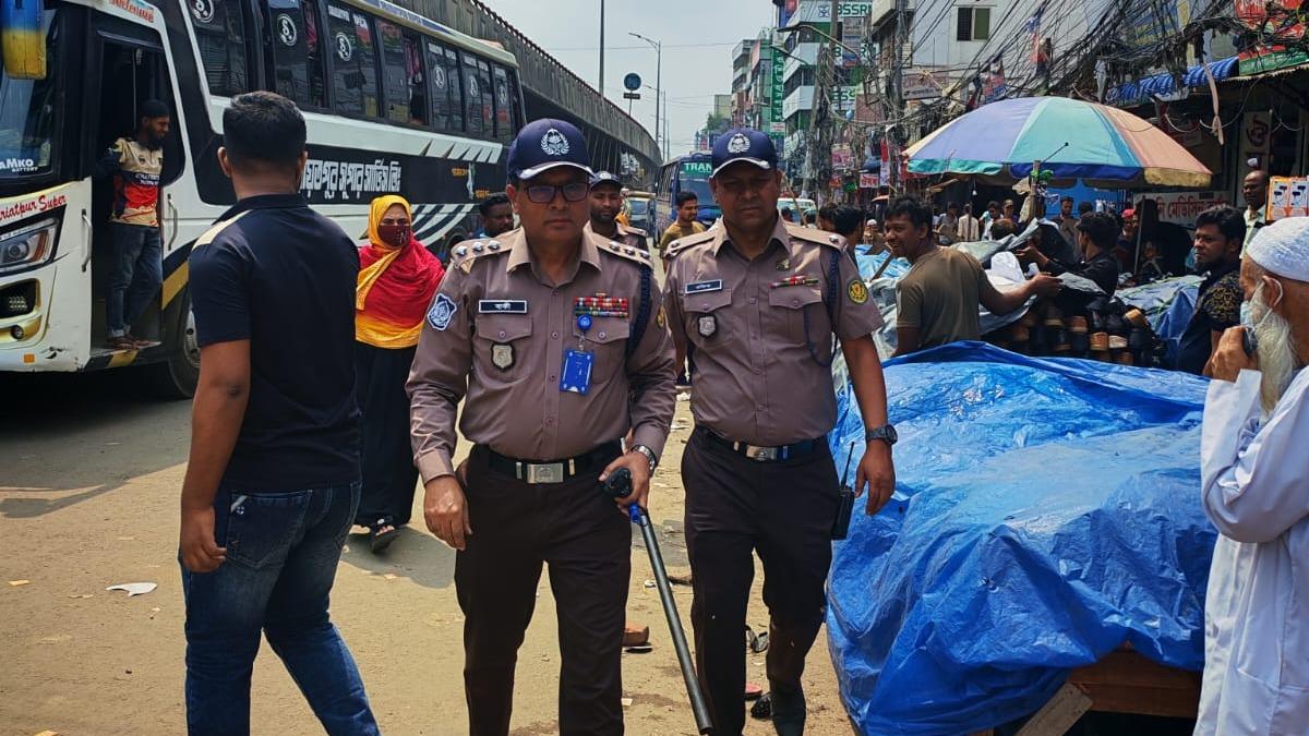 যাত্রাবাড়ীতে রাস্তার দুই পাশ থেকে হকার উচ্ছেদ