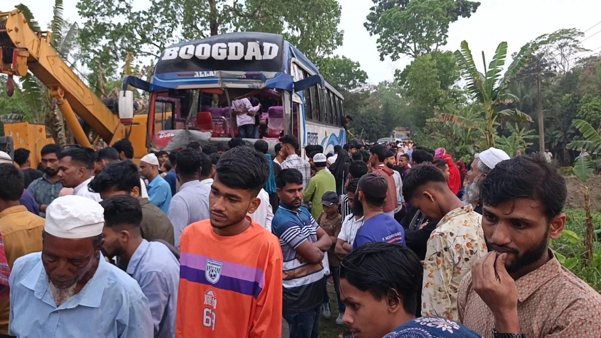 মাদারীপুরে বাস-ট্রাক সংঘর্ষে আহত ১৫, দুই ঘণ্টা বন্ধ যান চলাচল