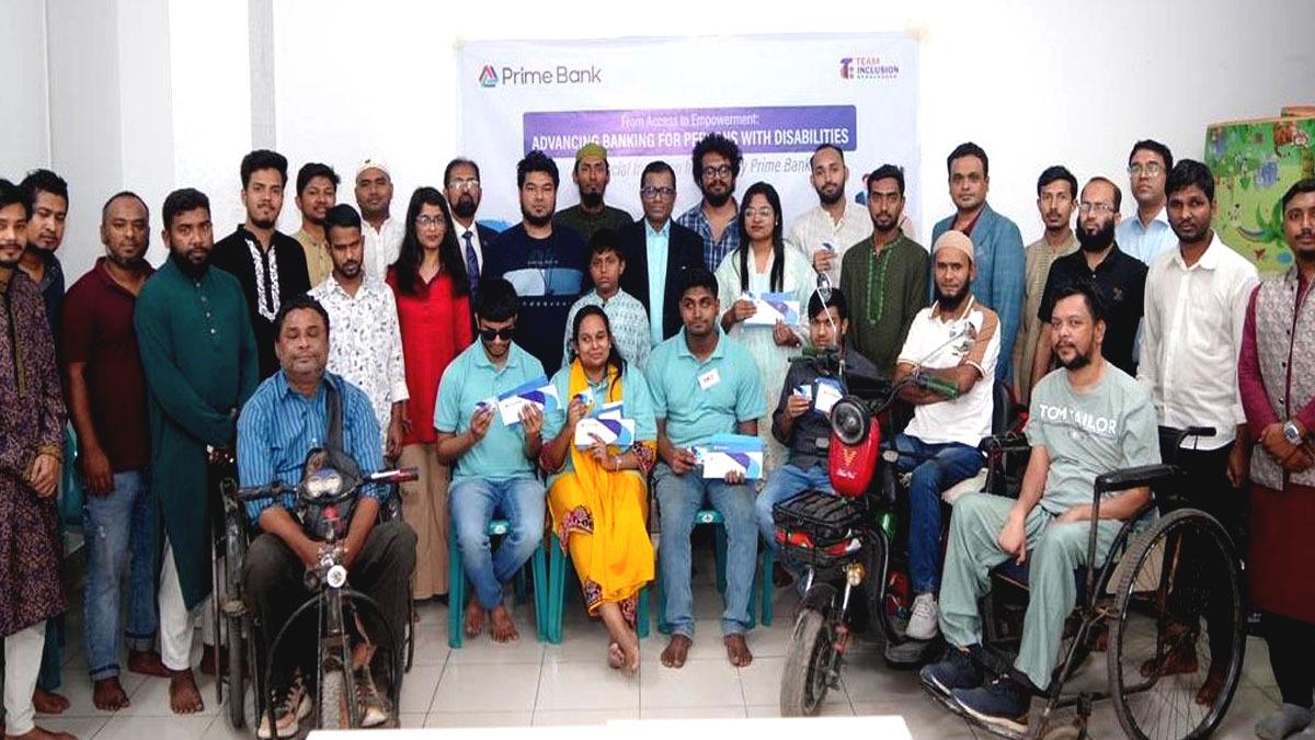 দৃষ্টিপ্রতিবন্ধী গ্রাহকদের মাঝে প্রাইম ব্যাংকের চেকবই-ডেবিট কার্ড বিতরণ