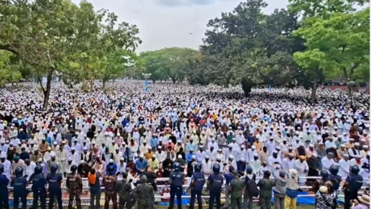 শোলাকিয়ায় জনসমুদ্র, ৬ লক্ষাধিক মুসল্লির ঈদের নামাজ আদায়