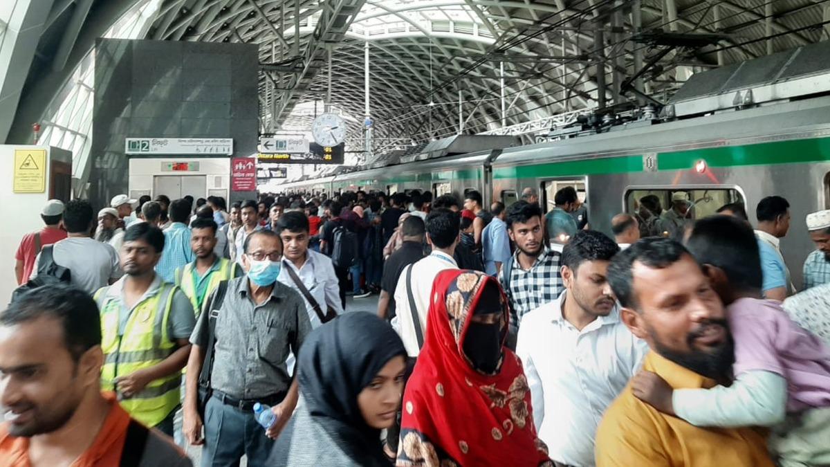 ঈদের ছুটিতেও মেট্রোরেলে উপচে পড়া ভিড়