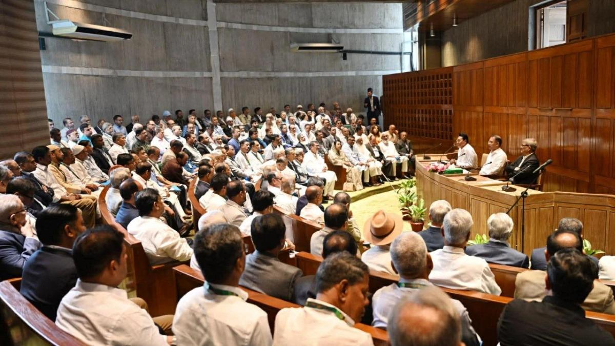 বরাবরের মতোই স্পিকার ডেপুটি স্পিকার চূড়ান্তের ভার সংসদ নেতার কাঁধেই