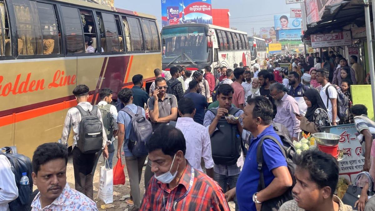 ‘তেল সংকটে’ বরিশালে কমেছে বাস, ঢাকা ফিরতে ভোগান্তি