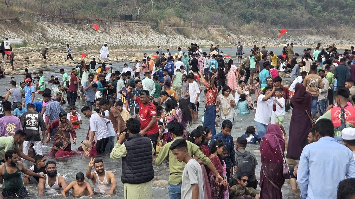 পর্যটকের ভিড়ে কাটল সিলেটের ‘শনির দশা’