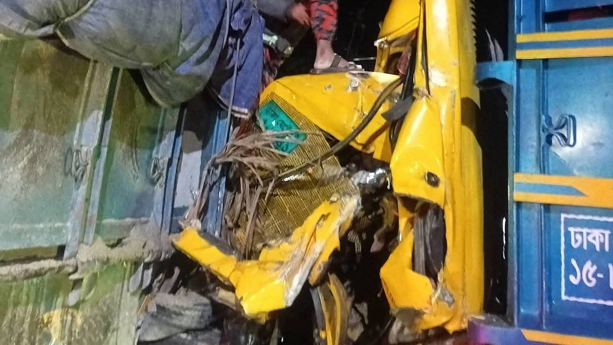 দাঁড়িয়ে থাকা বিকল ট্রাকে চলন্ত ট্রাকের ধাক্কা, হেলপার নিহত