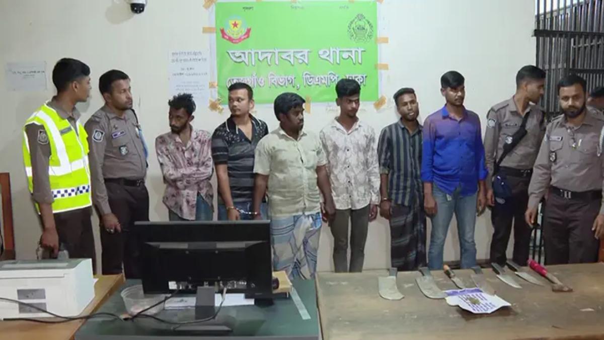 মোহাম্মদপুরে পুলিশের সাঁড়াশি অভিযানে গ্রেপ্তার ৬, দেশীয় অস্ত্র উদ্ধার