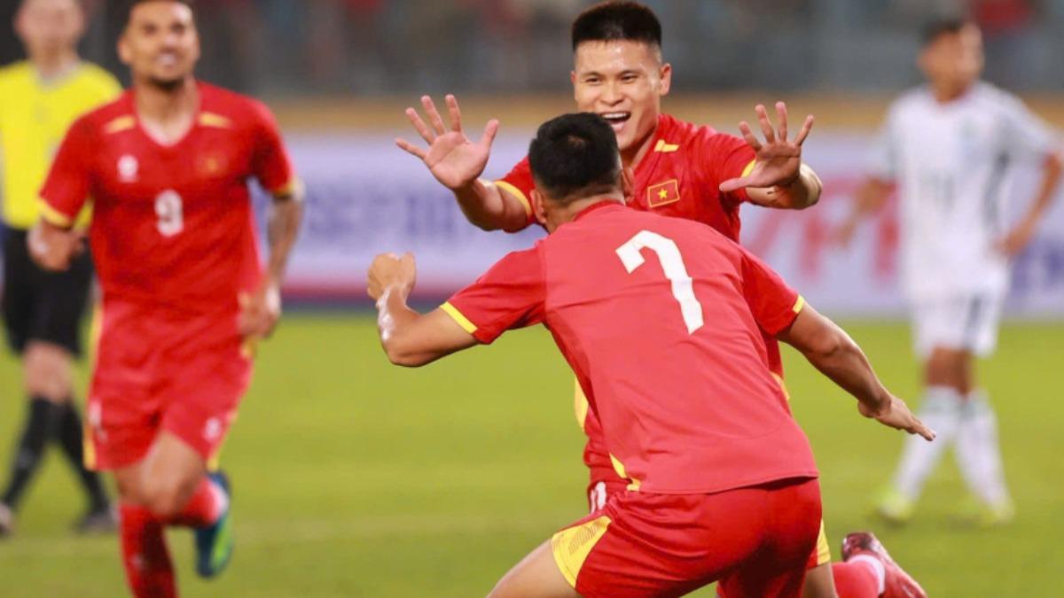 ৩ গোলে পিছিয়ে থেকে বিরতিতে বাংলাদেশ