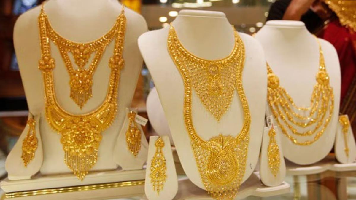 সোনার দাম আরও কমল