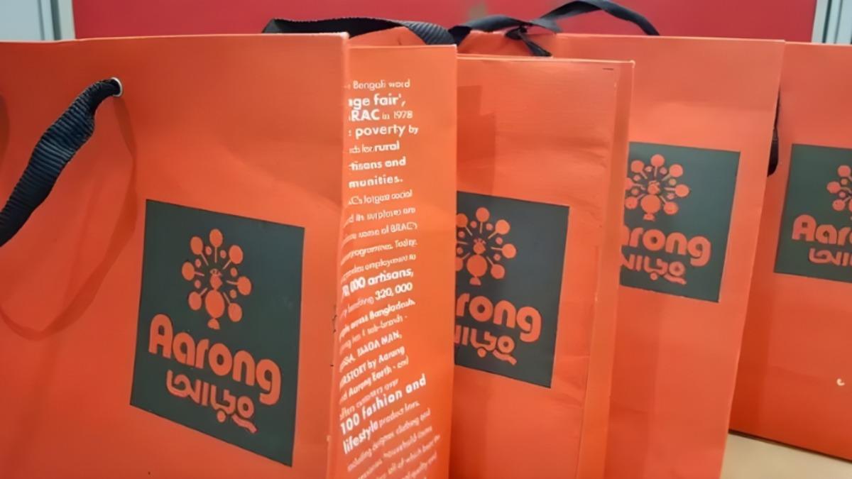 শপিং ব্যাগে অতিরিক্ত টাকা আদায়, আড়ংকে আইনি নোটিশ
