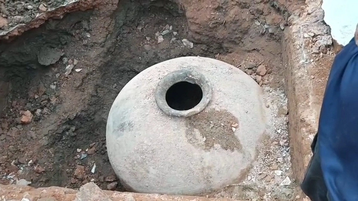 মাটির নিচে পুরোনো মটকা, গুপ্তধনের গুজব