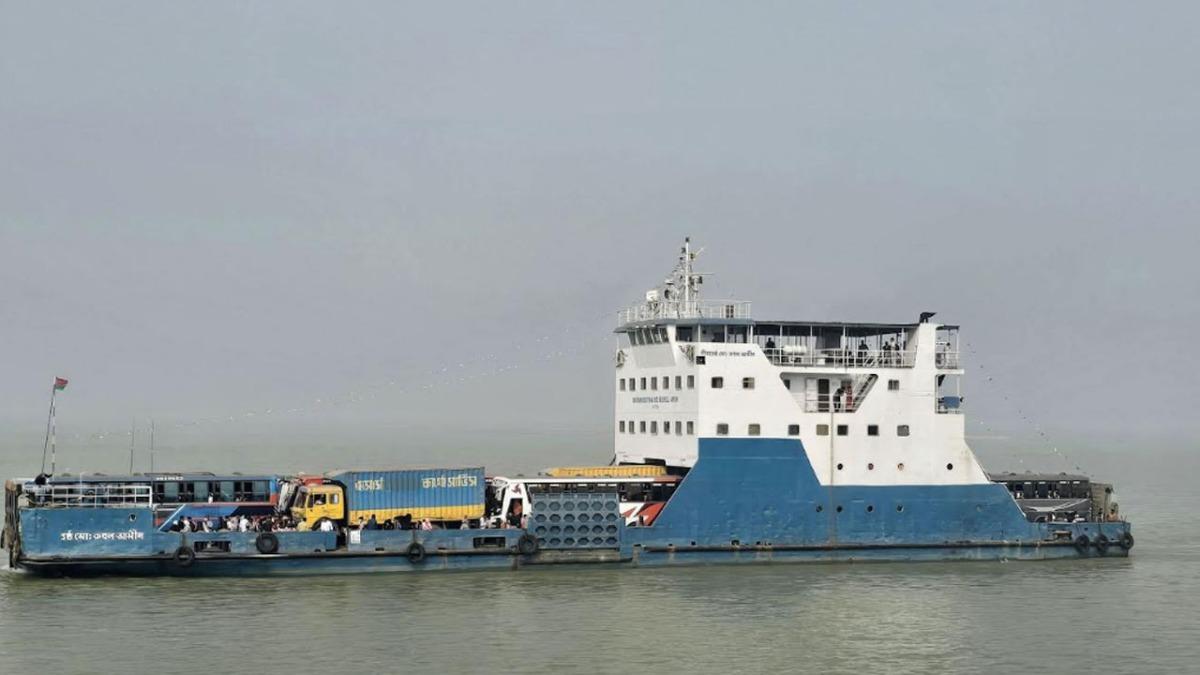 দৌলতদিয়া-পাটুরিয়া নৌরুটে ফেরি চলাচল স্বাভাবিক