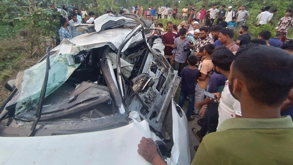 ট্রেনের ধাক্কায় দুমড়ে-মুচড়ে প্রাইভেট কার, আহত ৪