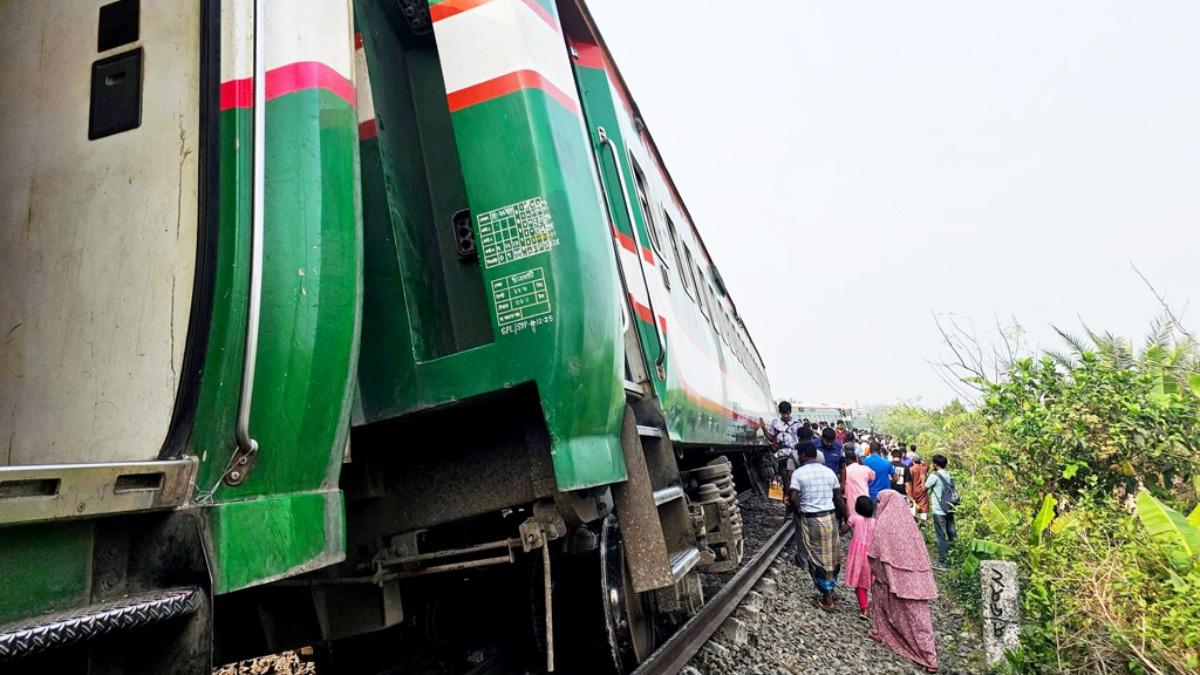 সান্তাহারে লাইনচ্যুত বগিগুলো উদ্ধারে সময় লাগবে আরও ৫-৭ ঘণ্টা