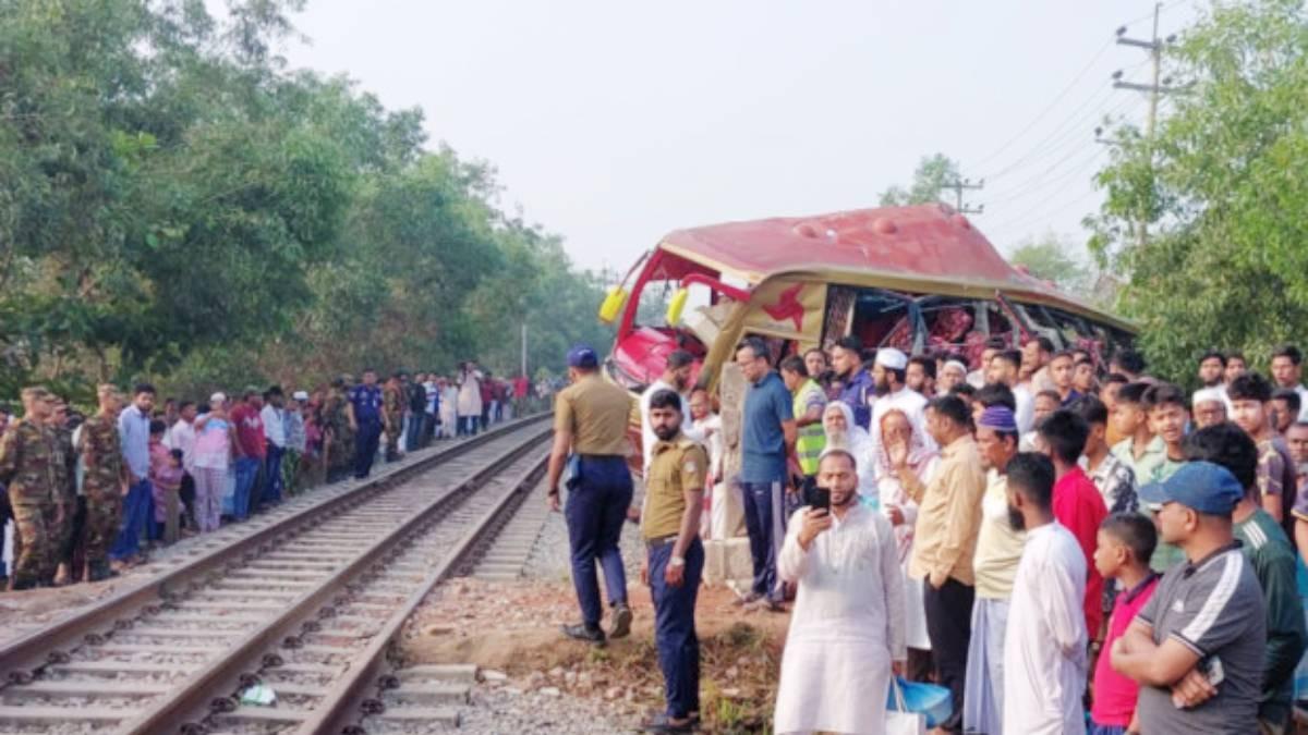 ট্রেন দুর্ঘটনায় নিহতদের পরিবার পাবে ২৫ হাজার টাকা সহায়তা