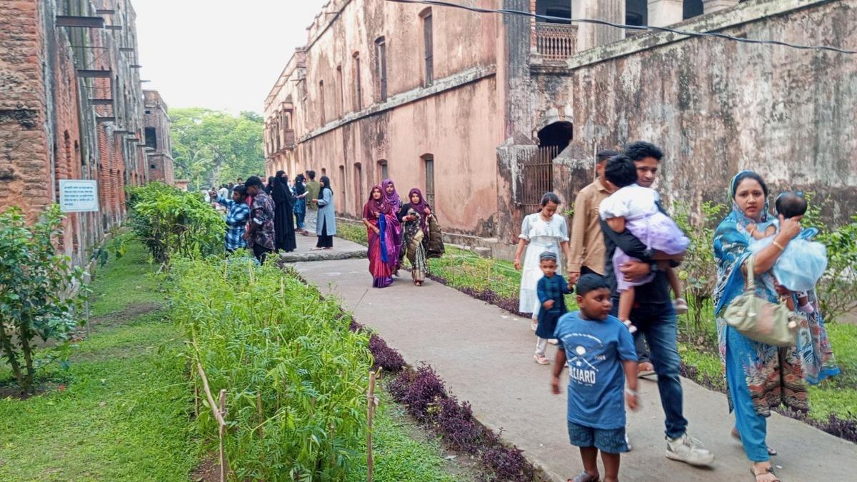 ঈদের ছুটিতে বালিয়াটি জমিদার বাড়িতে দর্শনার্থীদের ভিড়