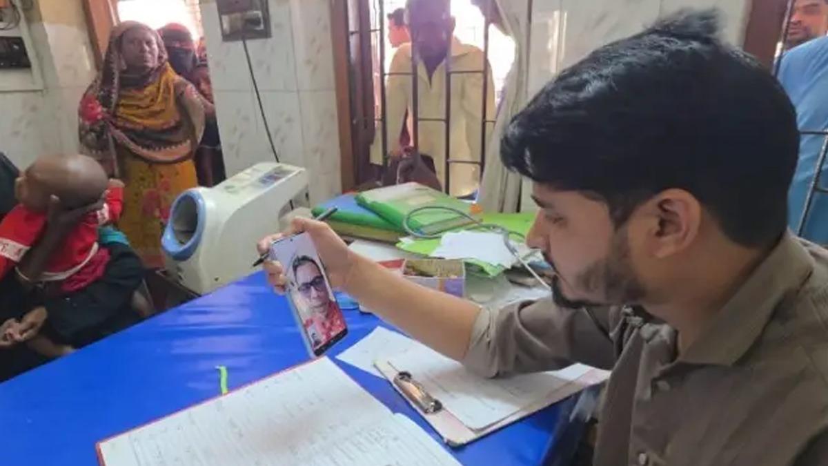 হঠাৎ হাসপাতালে স্বাস্থ্য প্রতিমন্ত্রীর ভিডিও কল!
