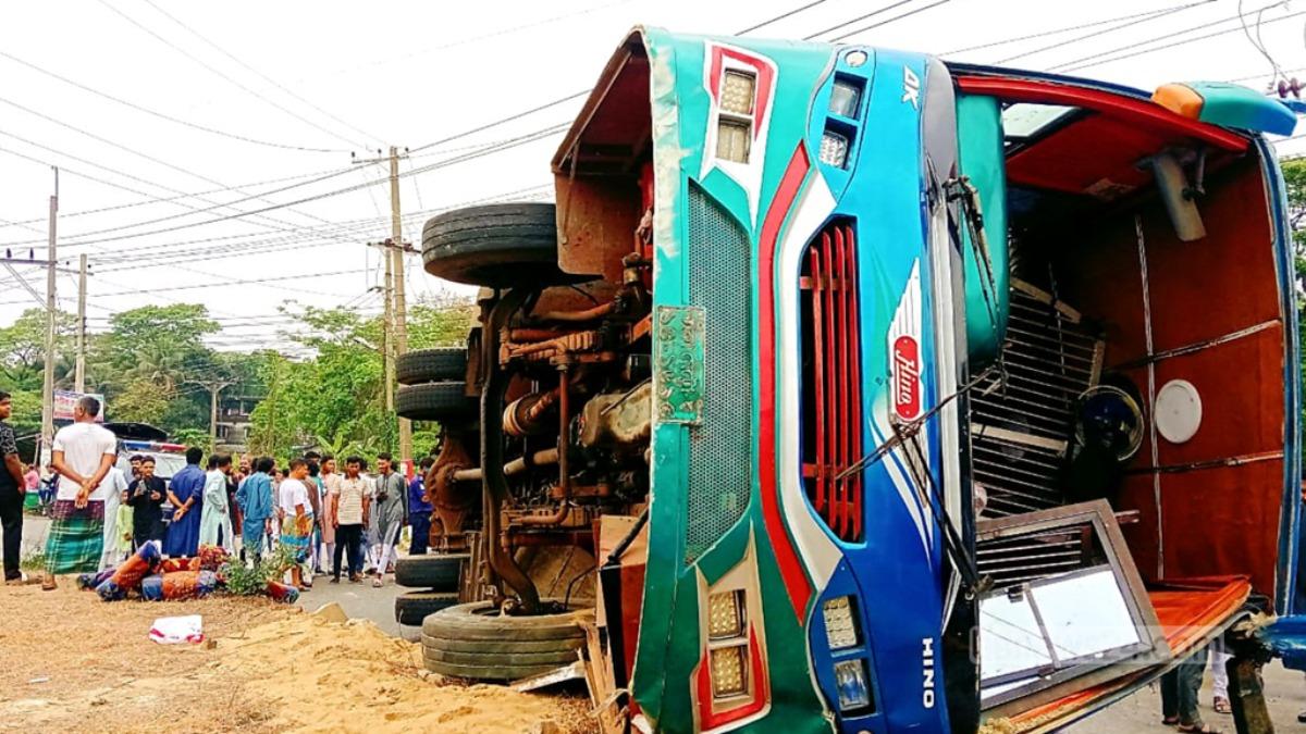 চট্টগ্রামে বাস উল্টে পথচারীসহ নিহত ২