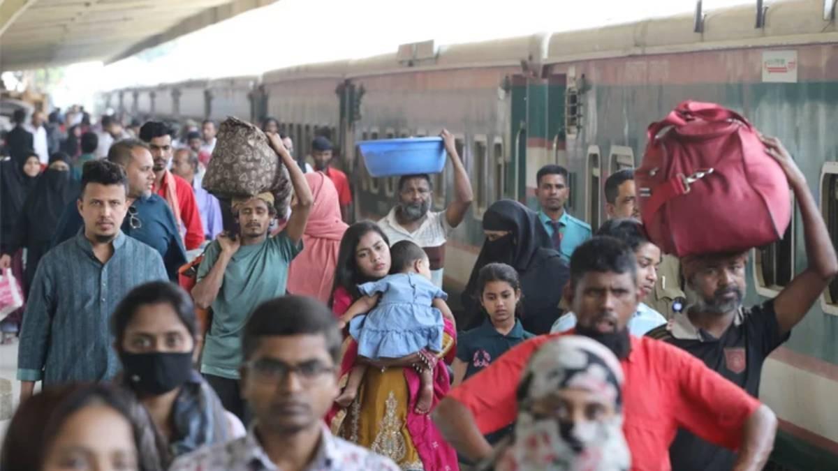 ছুটি শেষে রাজধানীমুখী মানুষের ঢল, স্টেশনে স্টেশনে ভিড়