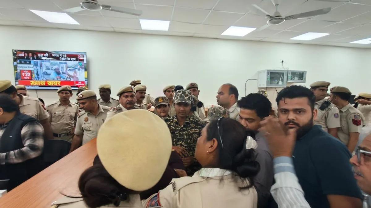 ভারতে সংবাদ সংস্থার কার্যালয় সিলগালায় হট্টগোল