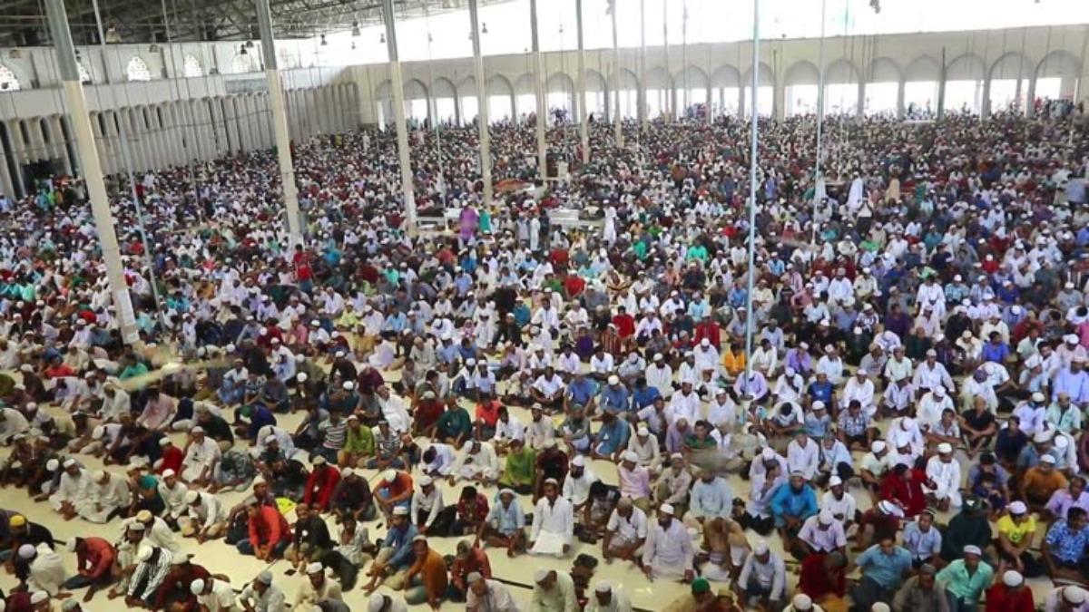 বায়তুল মোকাররমে ঈদের নামাজ শেষে দেশ ও জাতির কল্যাণ কামনা