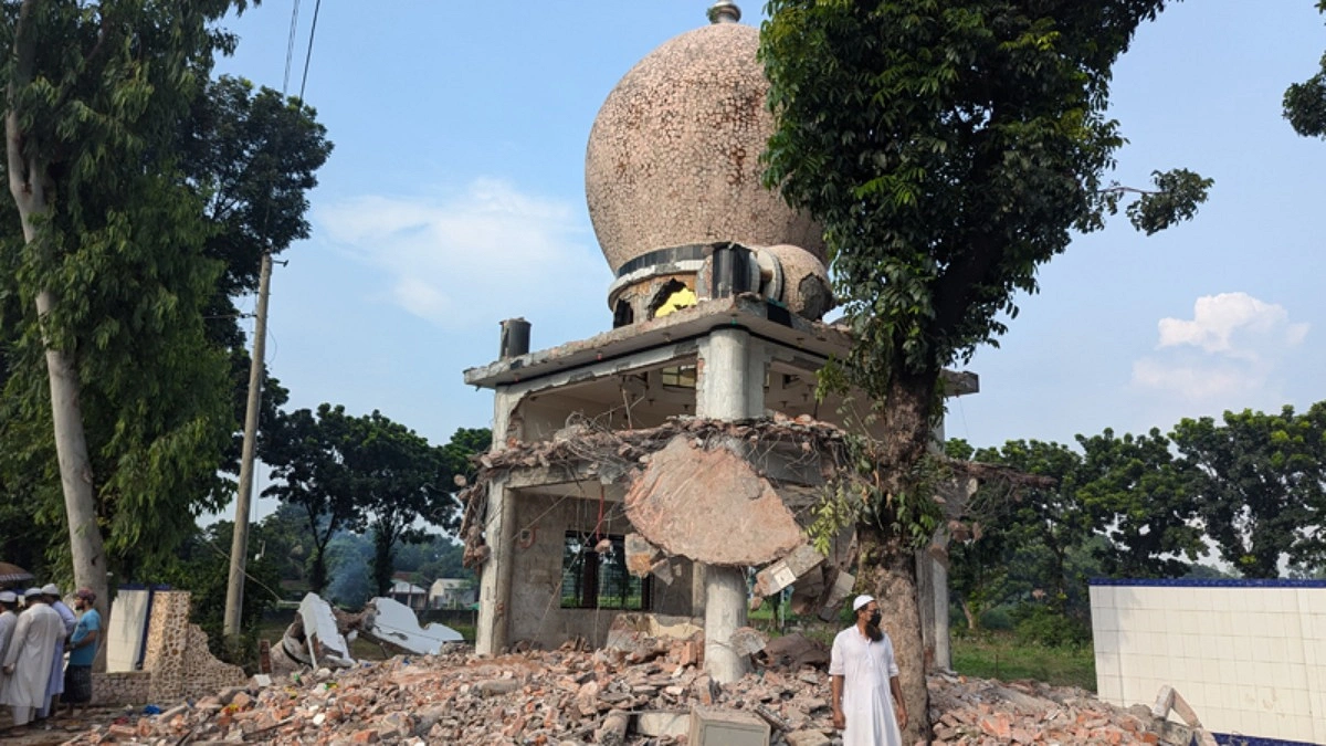 মাজার ভাঙার বিরুদ্ধে জোরালো হচ্ছে কণ্ঠ