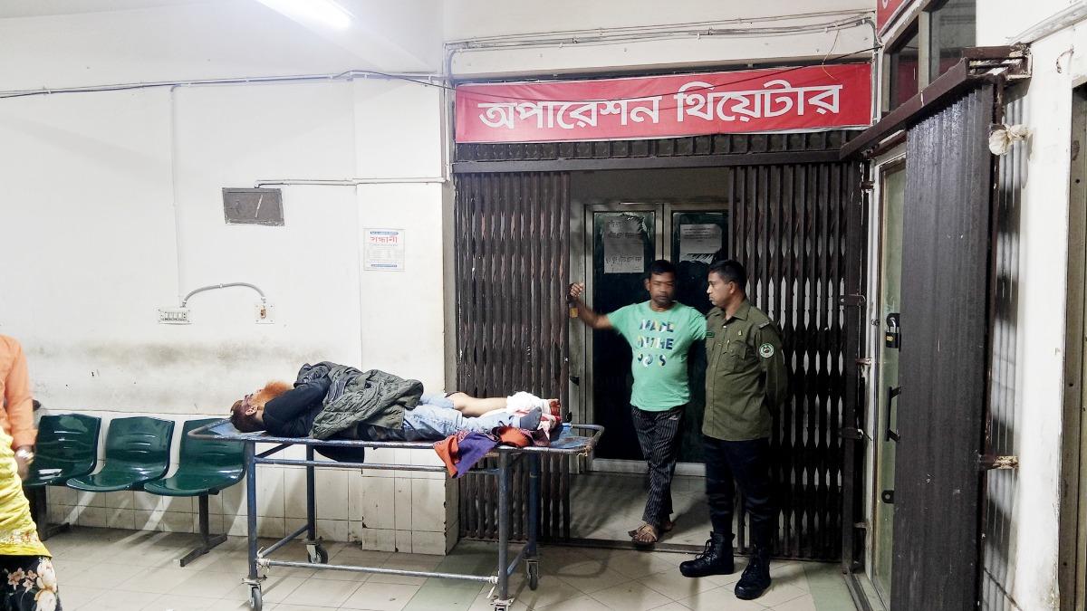 ফরিদপুরে যুবককে গলা কেটে হত্যাচেষ্টা, অভিযুক্তকে পিটুনি