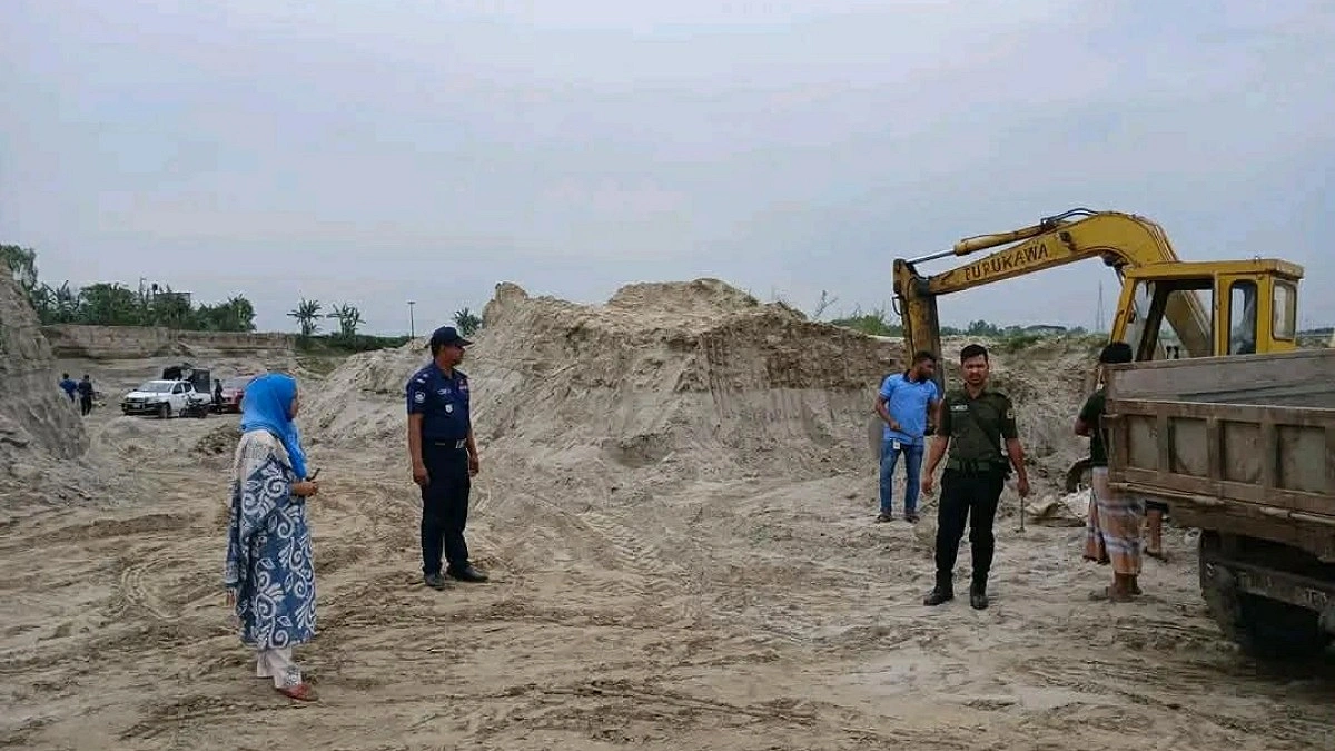 সেতুর পাশে অবৈধভাবে বালু উত্তোলন, জরিমানা ৩ লাখ টাকা