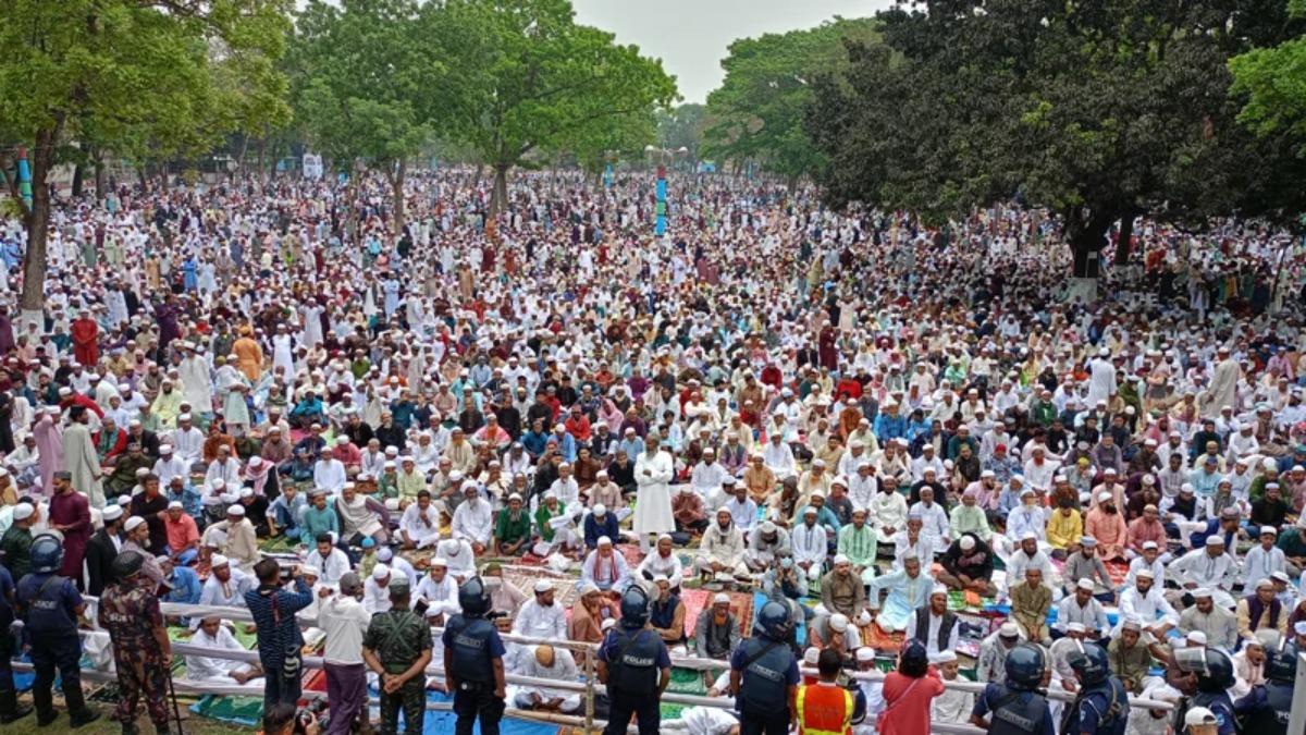 শোলাকিয়া ঈদগাহ ময়দানে মুসল্লিদের ঢল
