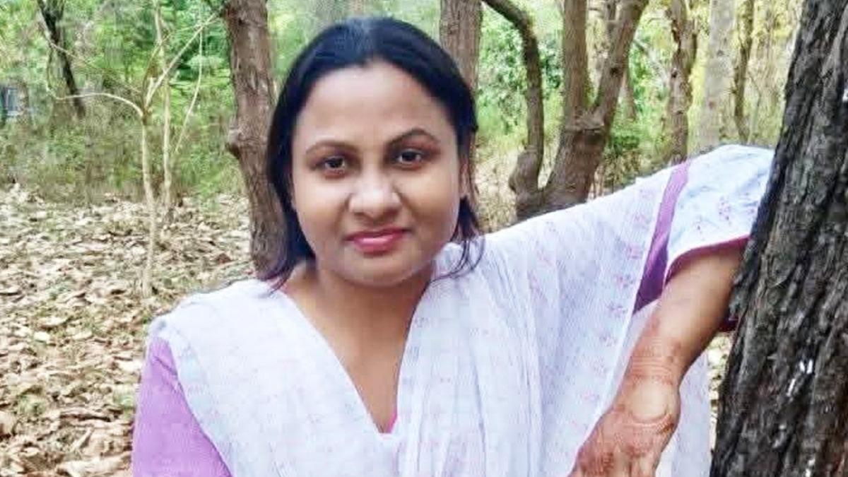 বিড়াল আনতে গিয়ে ছাদ থেকে পড়ে নারীর মৃত্যু