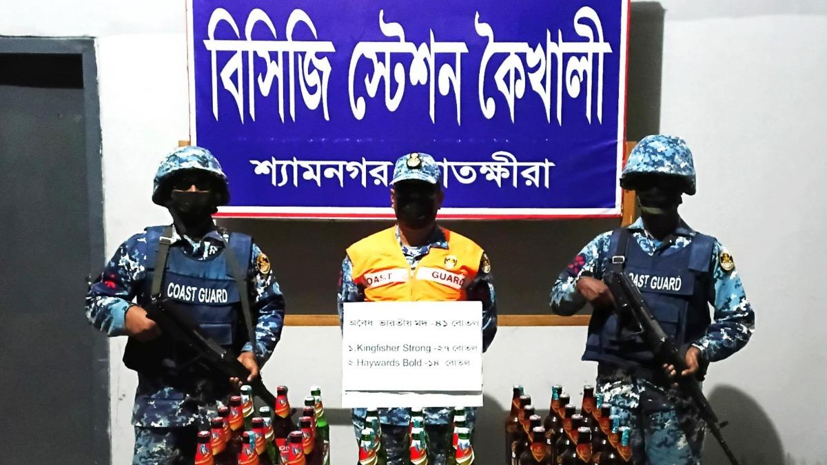কোস্ট গার্ডের হানায় ফেলে গেল মাদকের চালান, পালাল চোরাকারবারিরা
