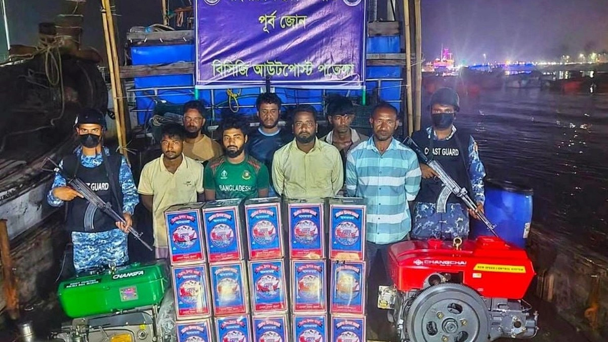বিপুল ডিজেল ও আলকাতরা পাচারকালে আটক ৭