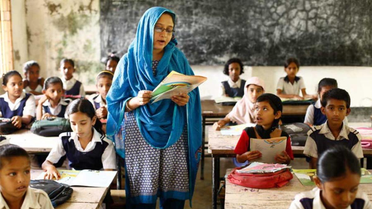 মেধা না মমতা, কার পাল্লা ভারী হবে প্রাথমিকে