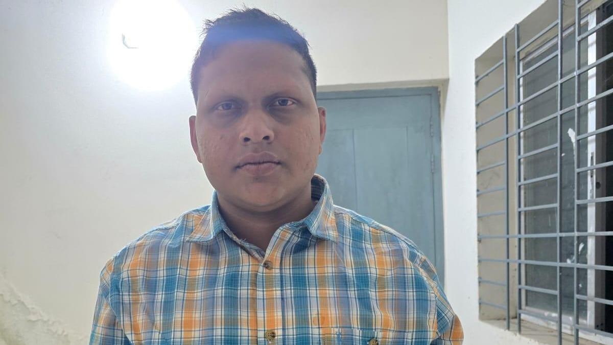 পুলিশের হাতে ভুয়া এসআই আটক