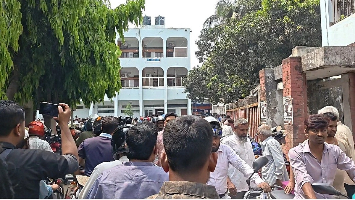 ফুয়েল কার্ড নিতে চুয়াডাঙ্গা ডিসি অফিসে বাইকারদের ভিড়